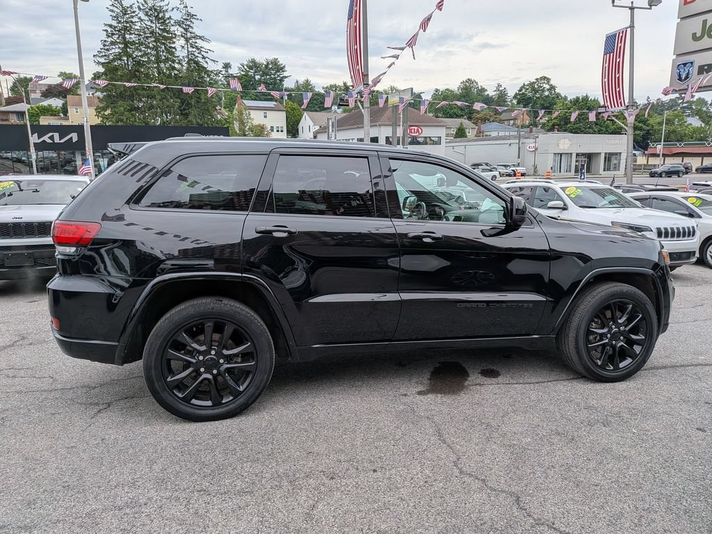 Used 2022 Jeep Grand Cherokee Laredo X AWD/4WD image 5