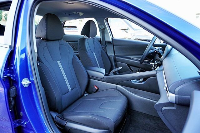 Certified 2025 Hyundai Elantra SE w/ Cargo Package image 12