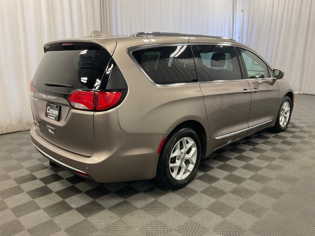 Used 2017 Chrysler Pacifica Touring-L Plus FWD image 5