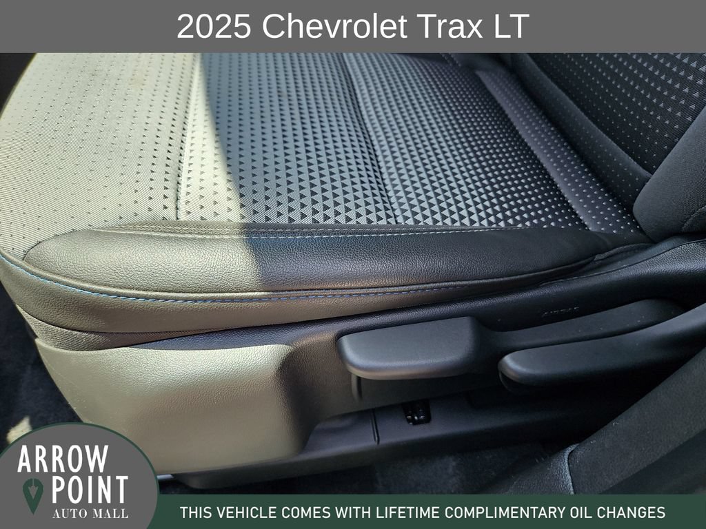 Used 2025 Chevrolet Trax LT w/ LT Convenience Package FWD image 23