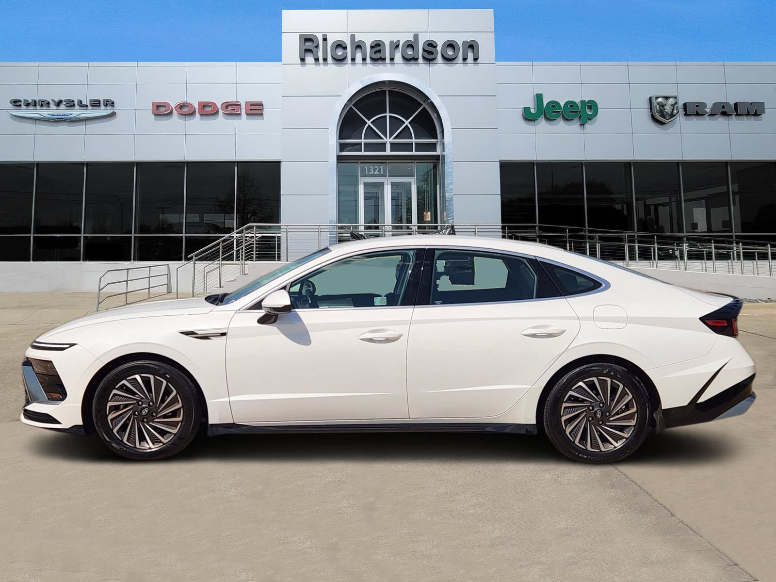 Used 2025 Hyundai Sonata SEL FWD image 3