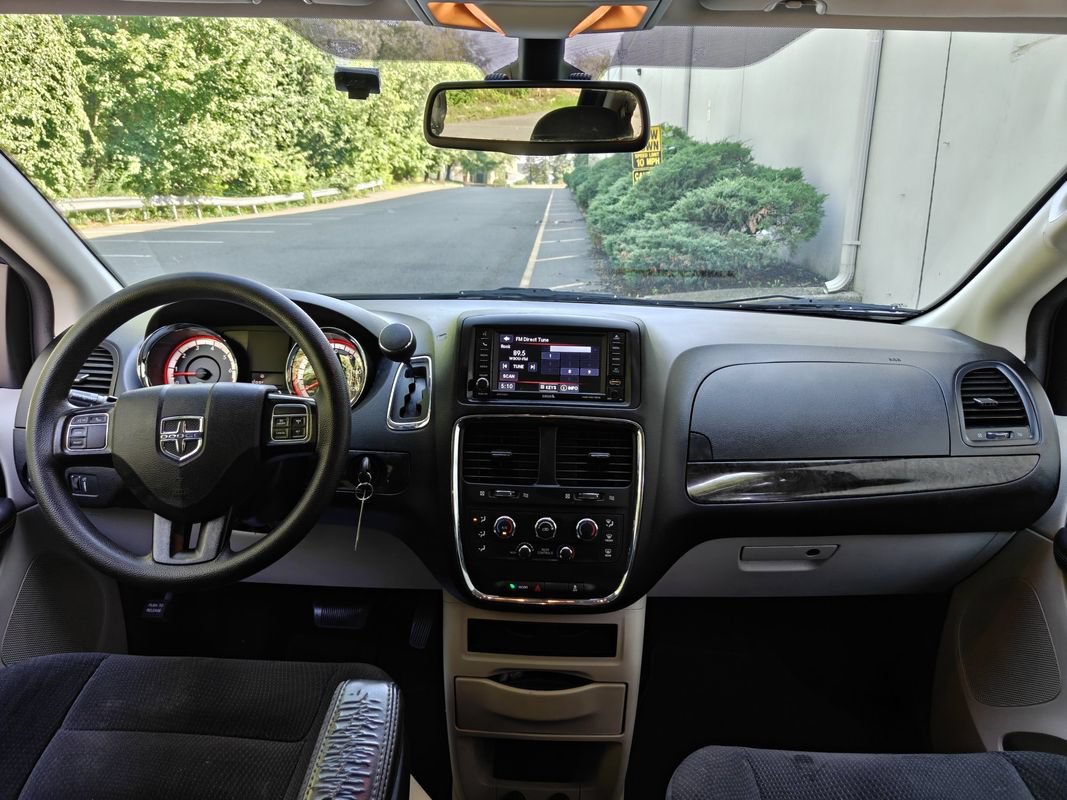 Used 2019 Dodge Grand Caravan SE w/ UConnect Hands-Free Group FWD image 18
