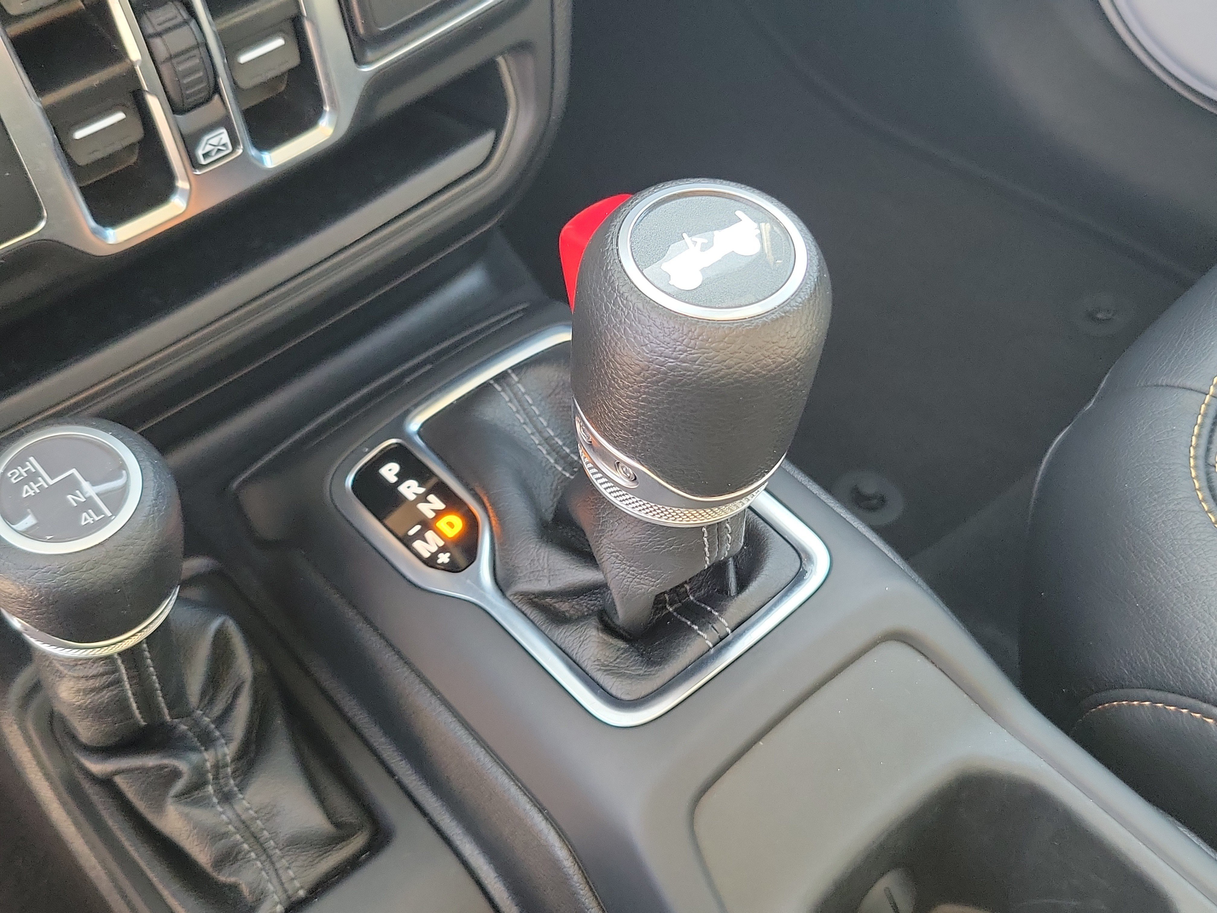 Used 2025 Jeep Wrangler Unlimited Sahara AWD/4WD image 26