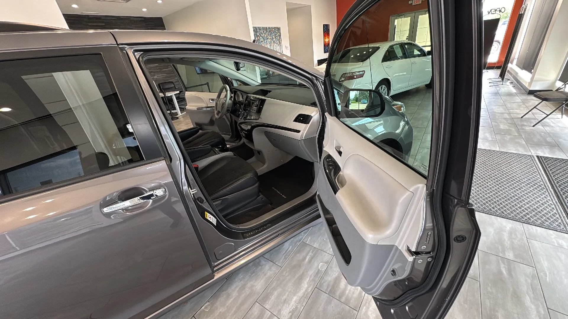 Used 2014 Toyota Sienna SE FWD image 14