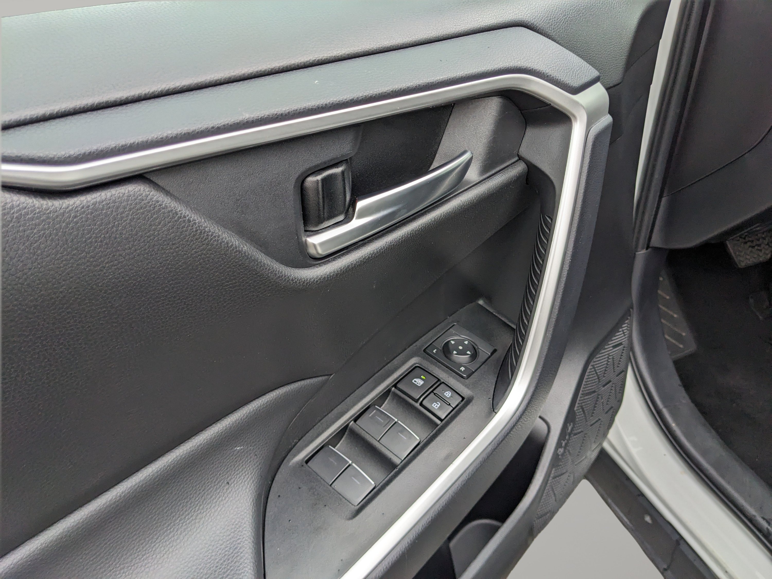 Used 2025 Toyota RAV4 XLE FWD image 19