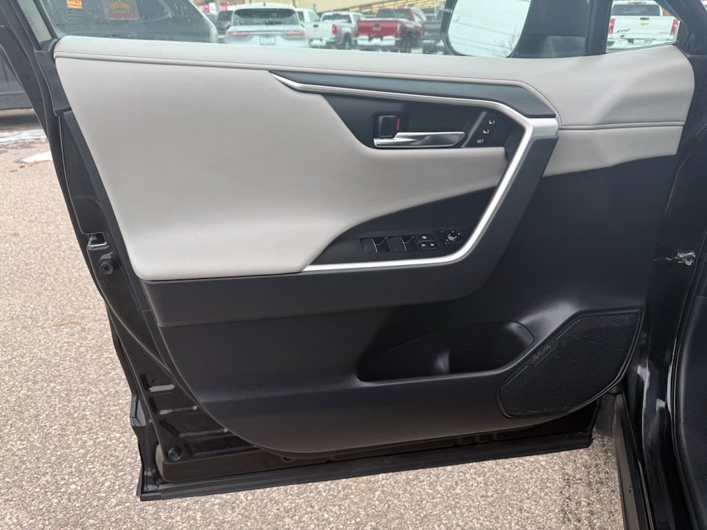 Used 2019 Toyota RAV4 Limited AWD/4WD image 9