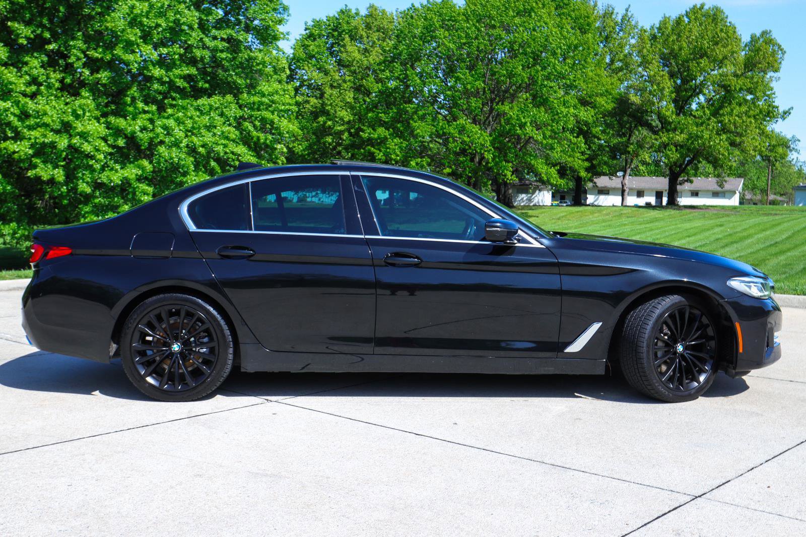 Used 2021 BMW 530i xDrive w/ Premium Package AWD/4WD image 5