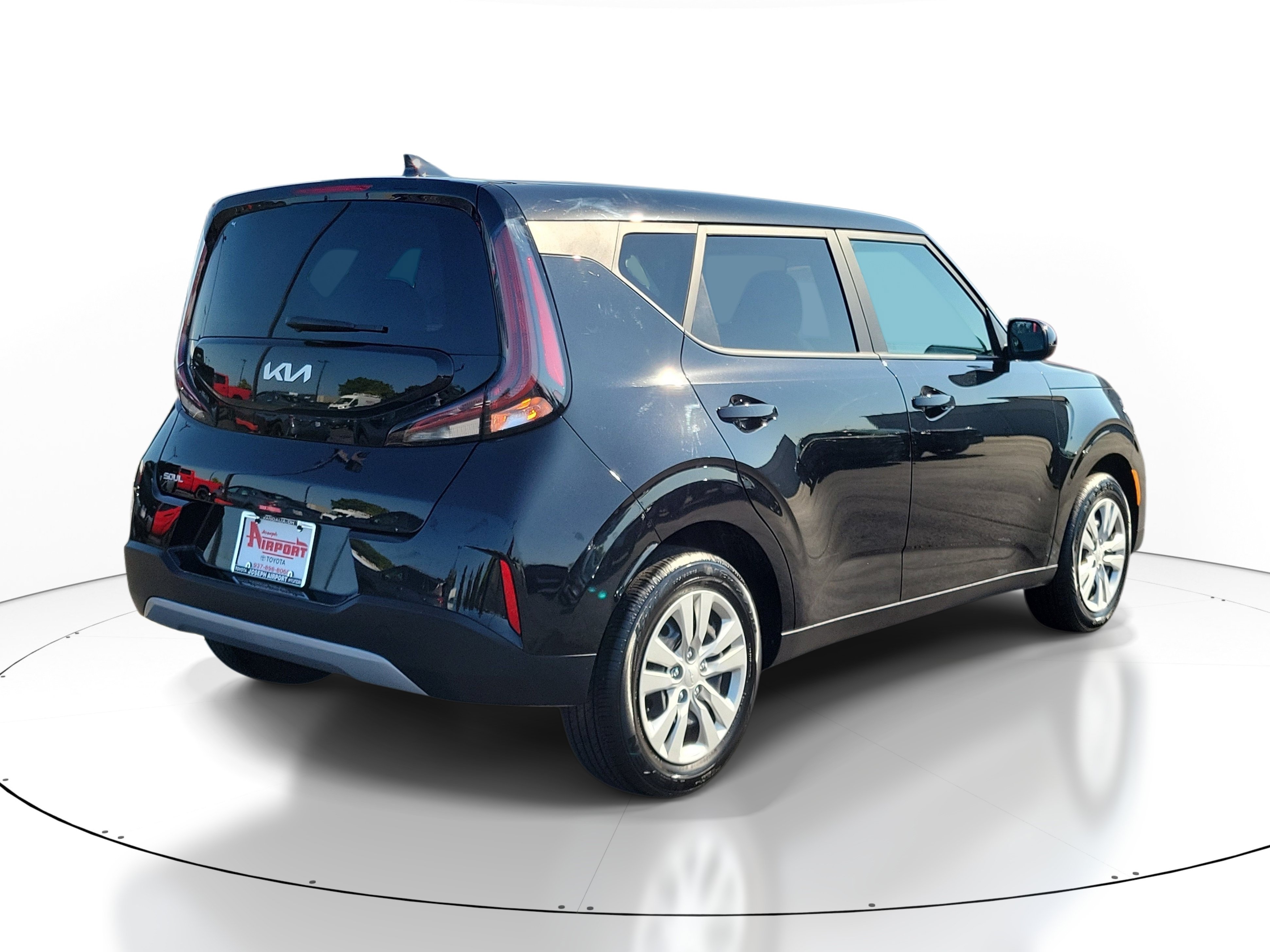 Used 2025 Kia Soul LX FWD image 4