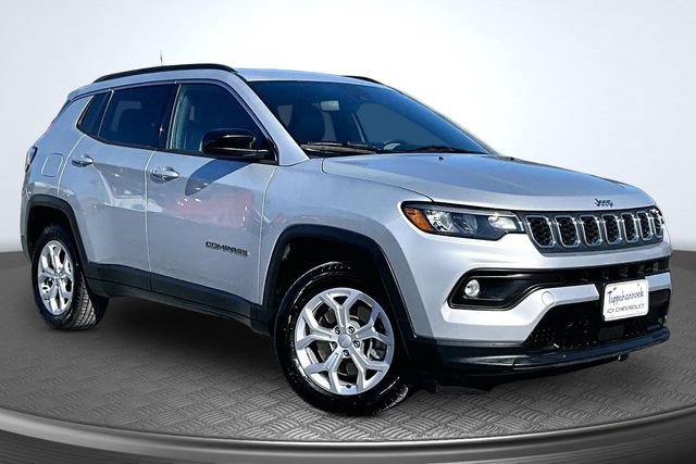 Used 2024 Jeep Compass Latitude AWD/4WD image 3
