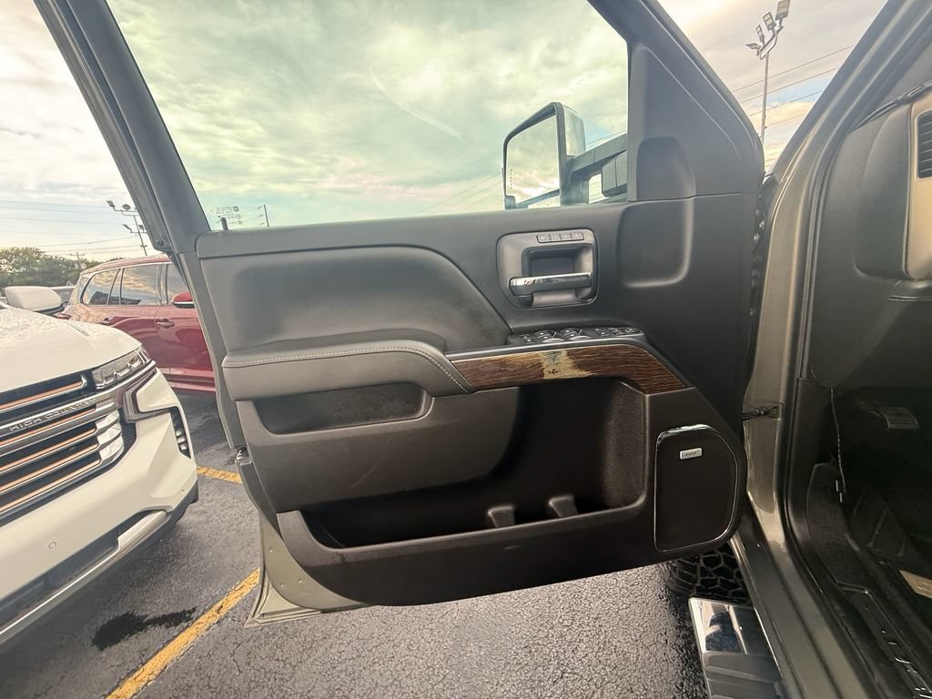 Used 2018 GMC Sierra 2500 Denali w/ Duramax Plus Package AWD/4WD image 11