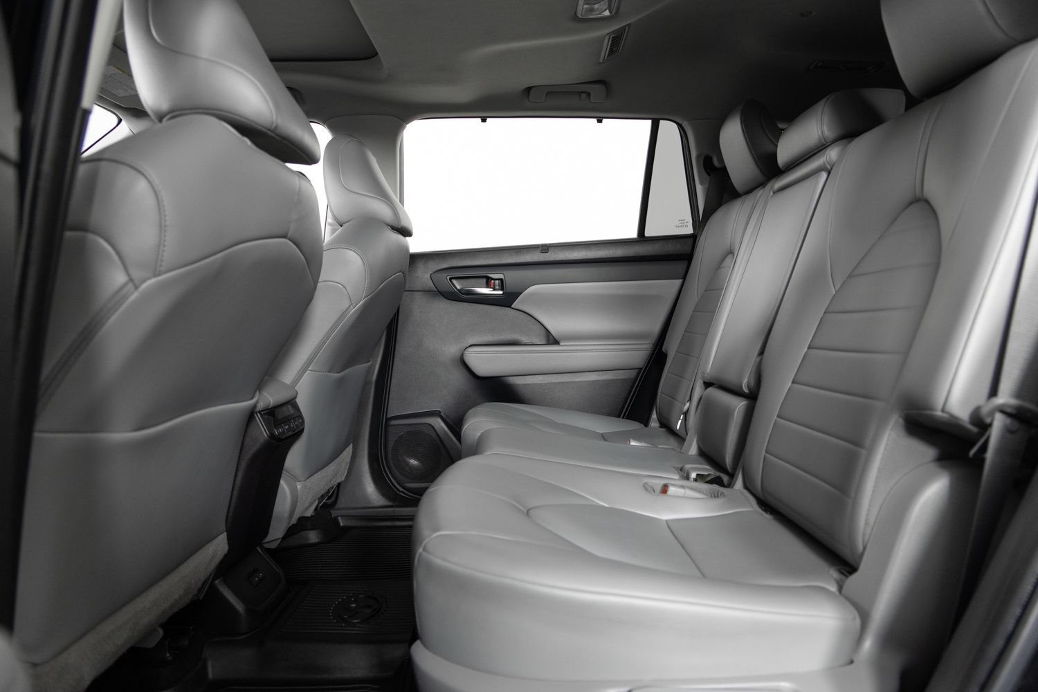 Used 2022 Toyota Highlander XLE AWD/4WD image 19