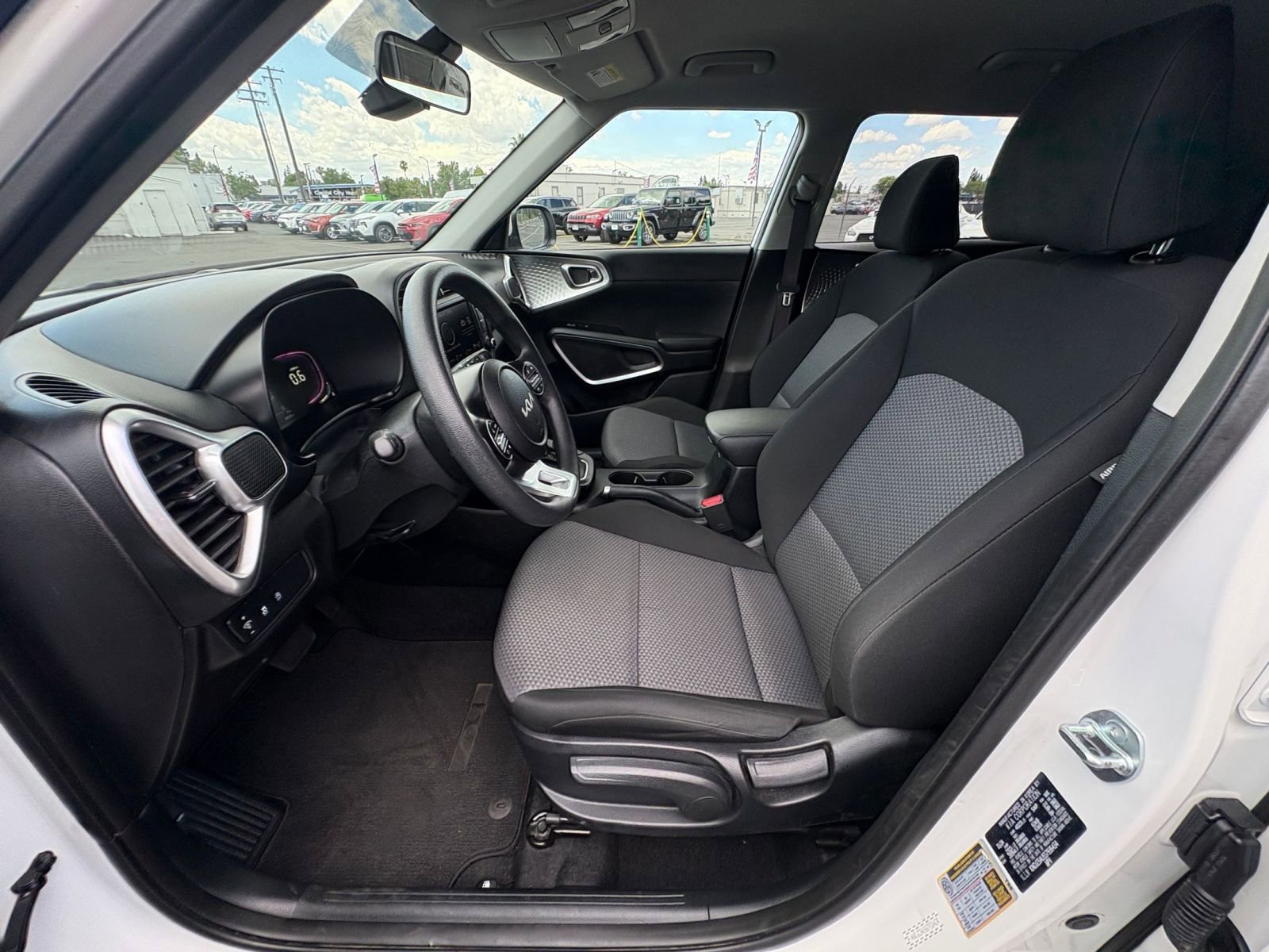 Used 2025 Kia Soul LX w/ LX Technology Package FWD image 24