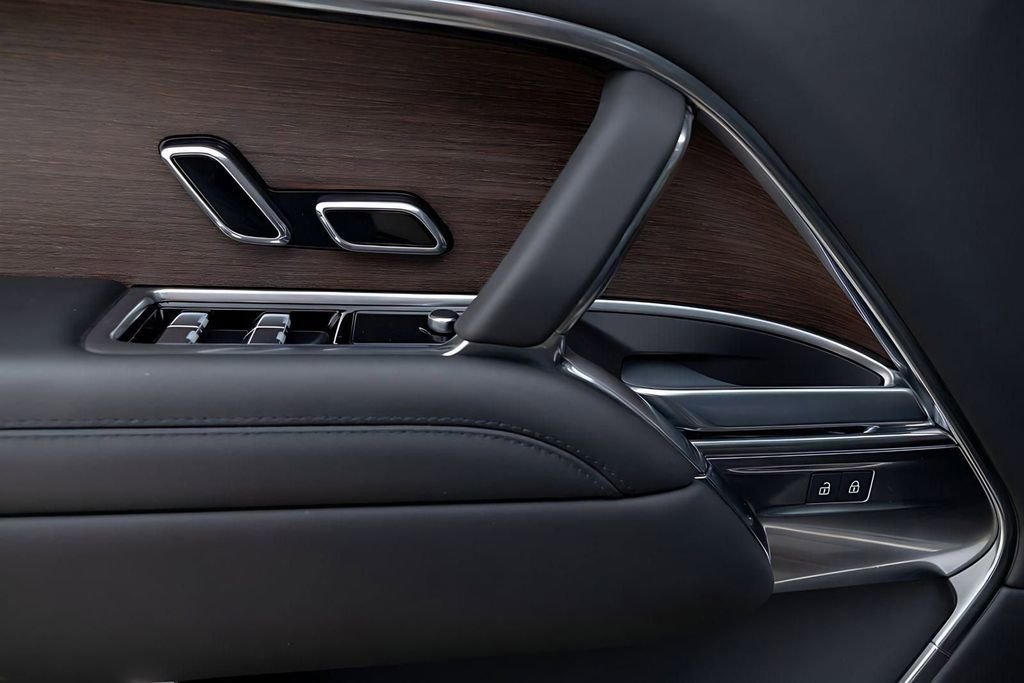 Used 2025 Land Rover Range Rover Long Wheelbase Autobiography image 18