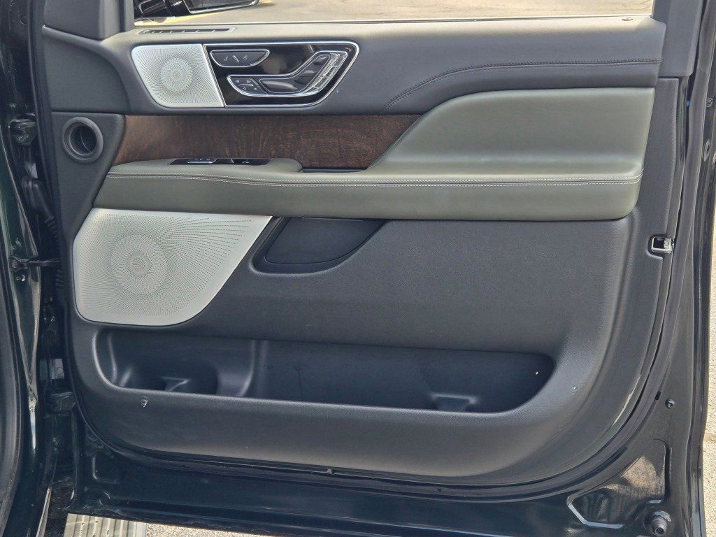 Used 2023 Lincoln Navigator Black Label AWD/4WD image 4