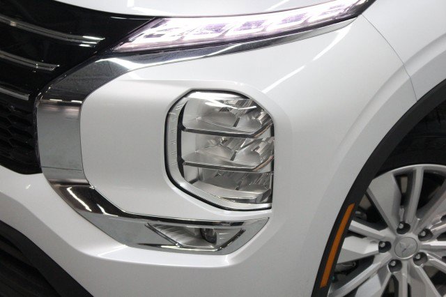 New 2026 Mitsubishi Outlander ES image 2