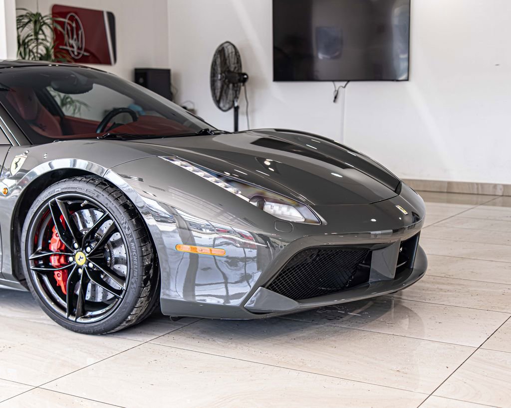 Used 2018 Ferrari 488 GTB RWD image 3