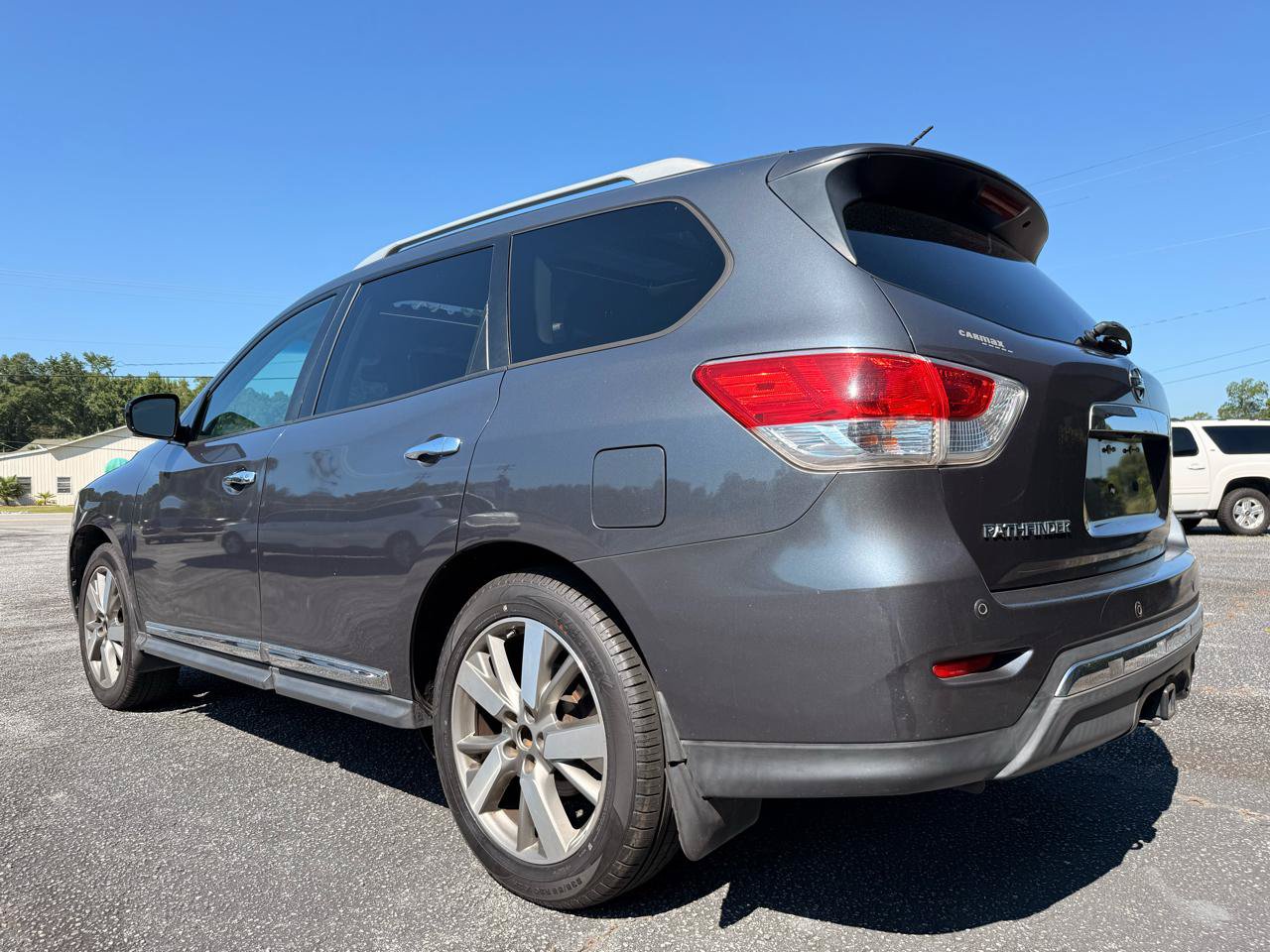 Used 2013 Nissan Pathfinder Platinum w/ Platinum Premium Pkg FWD image 3