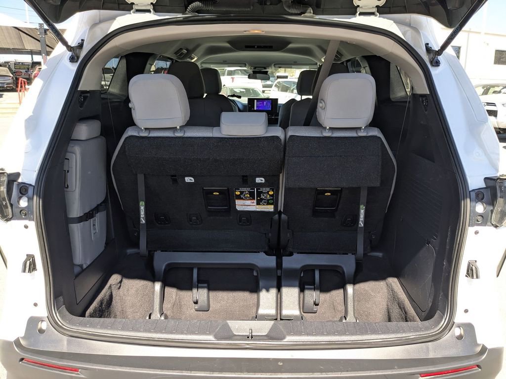 Used 2025 Toyota Sienna LE image 28