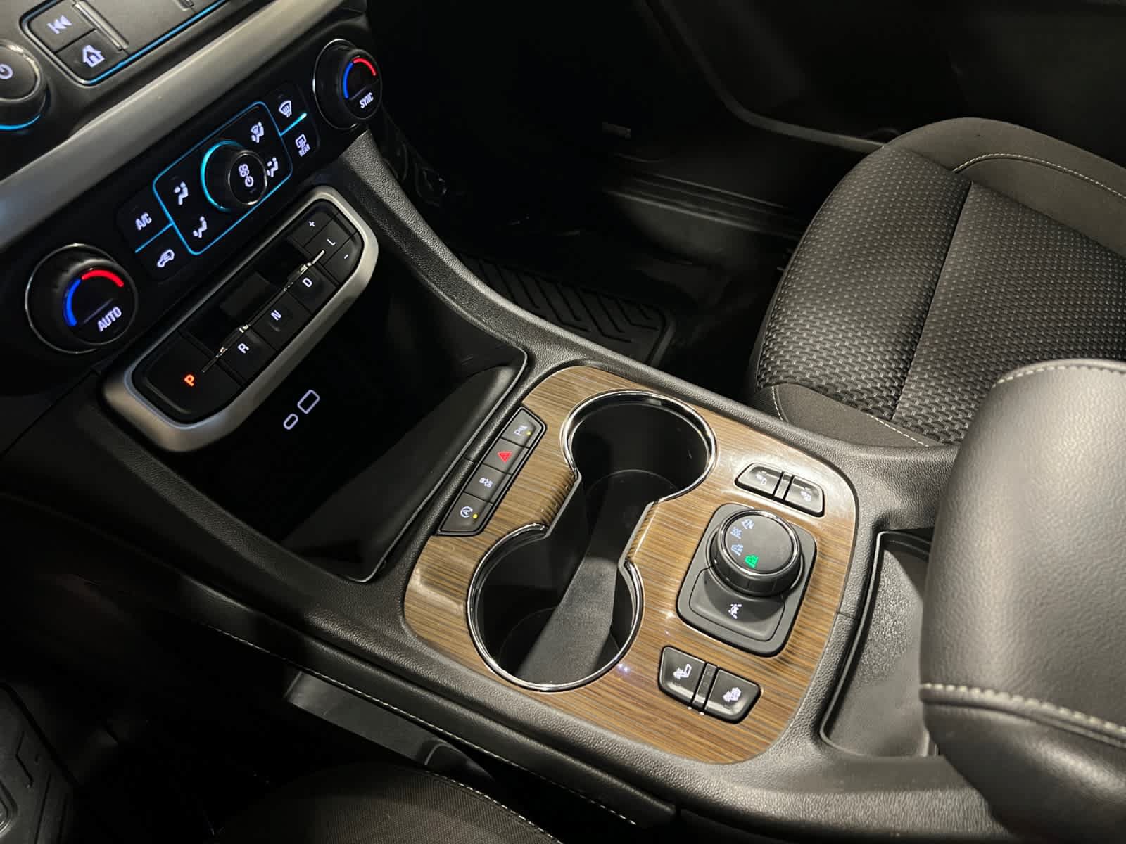 Used 2023 GMC Acadia SLE w/ Driver Convenience Package AWD/4WD image 16