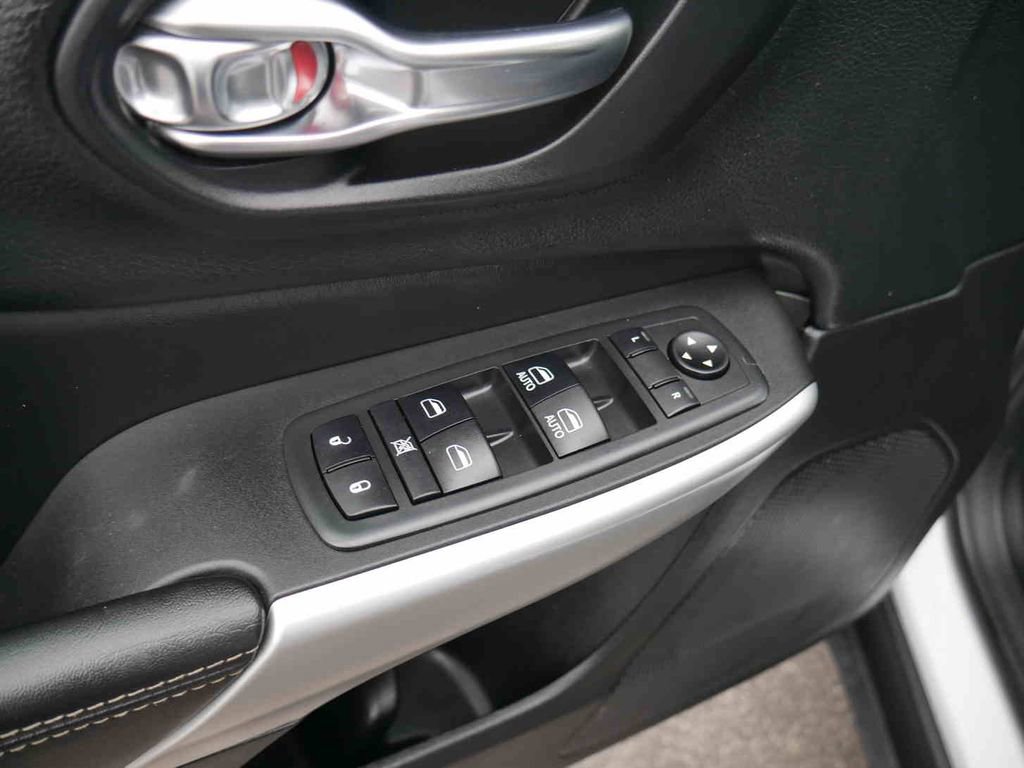 Used 2018 Jeep Cherokee Latitude Plus image 23