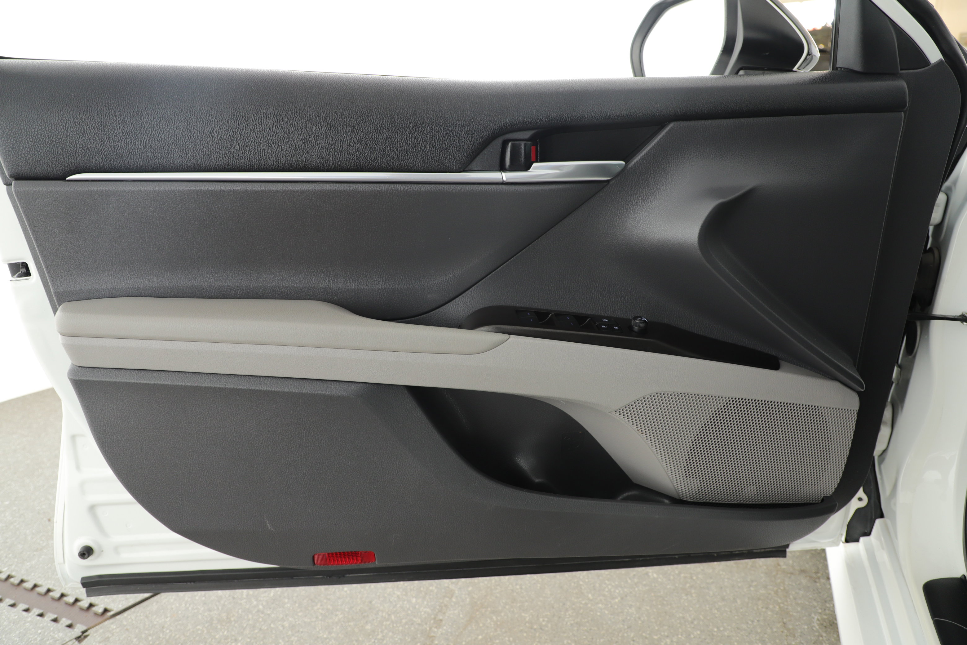 Used 2022 Toyota Camry LE FWD image 8