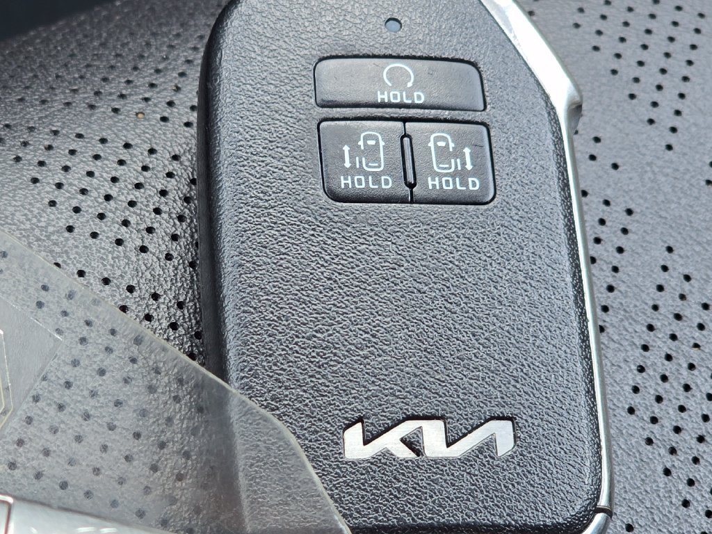 Used 2024 Kia Carnival LX FWD image 19