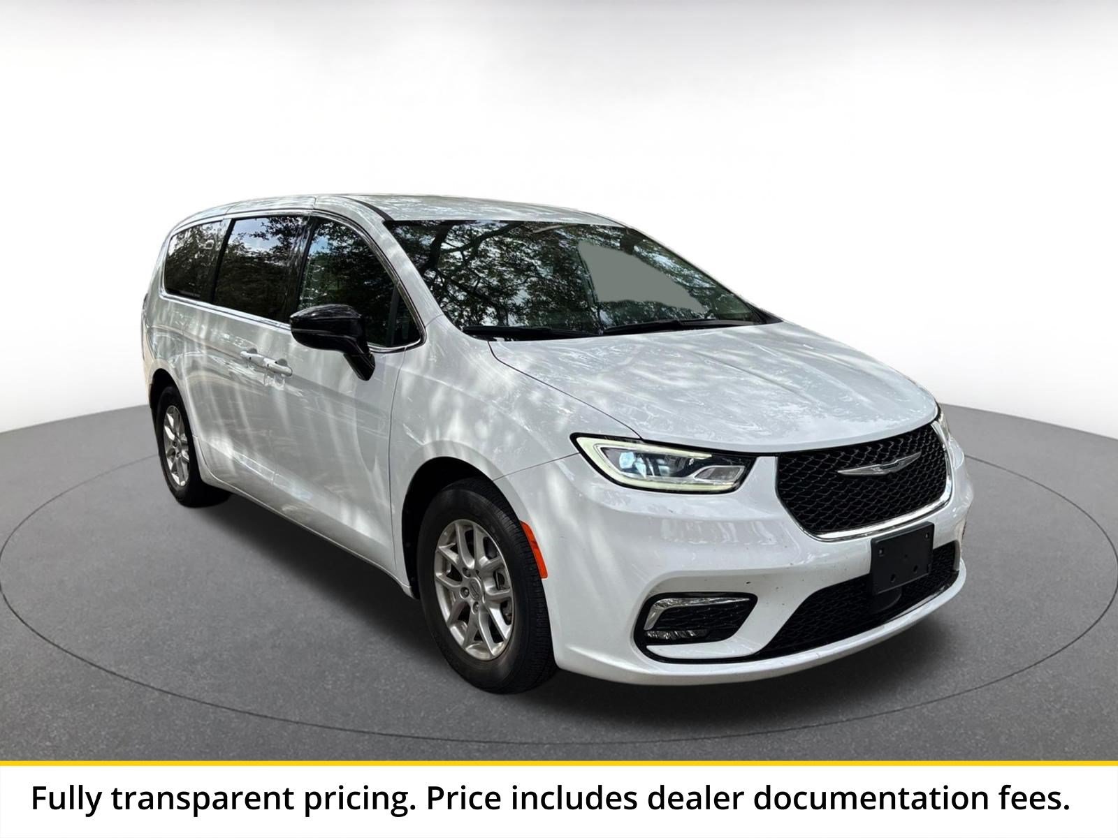 Used 2024 Chrysler Pacifica Touring-L FWD image 1