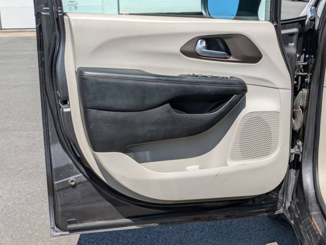 Used 2017 Chrysler Pacifica Touring FWD image 6