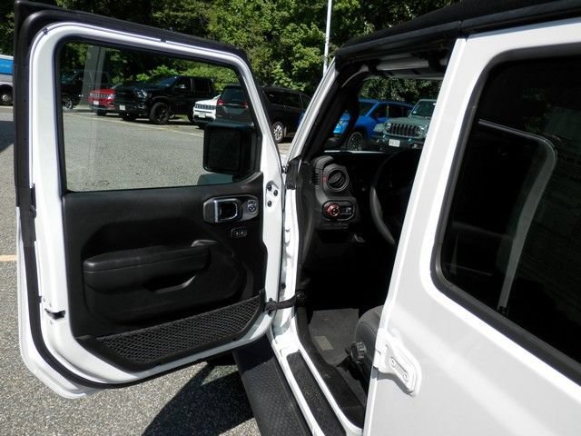 Used 2024 Jeep Gladiator Rubicon w/ Technology Group AWD/4WD image 15