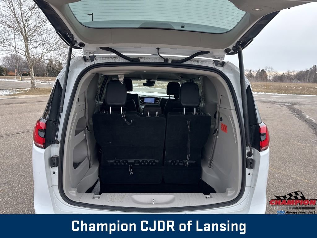 Used 2024 Chrysler Pacifica Touring-L image 12