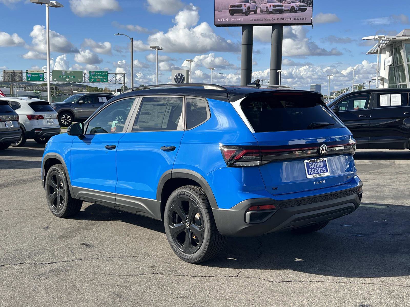 New 2026 Volkswagen Taos SE image 3