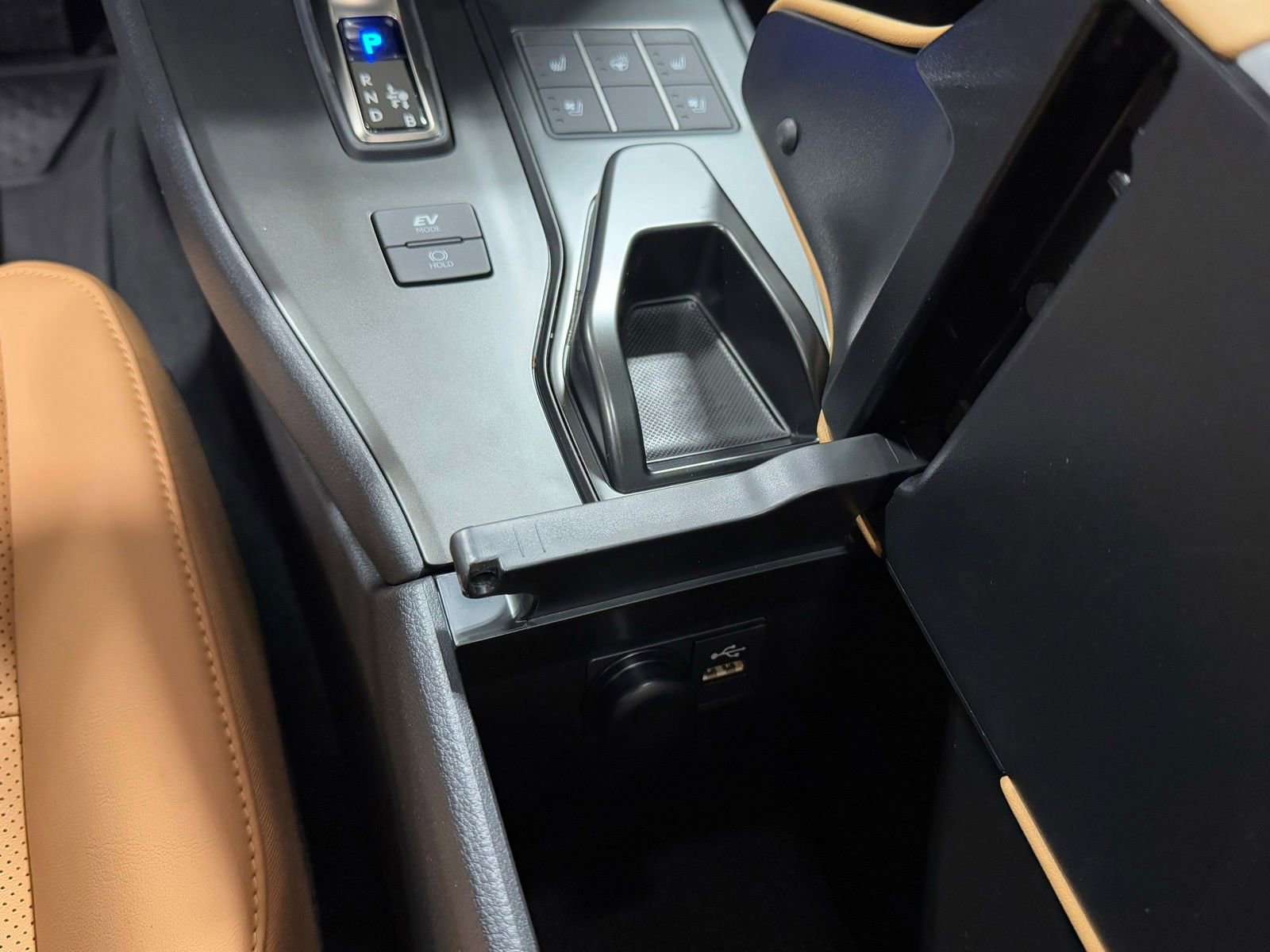 Used 2025 Lexus UX 300h AWD image 22