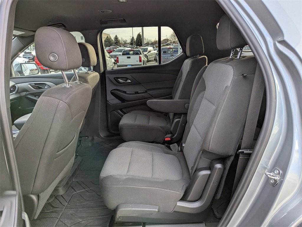 Used 2023 Chevrolet Traverse LT w/ Rear Camera Mirror Package image 32