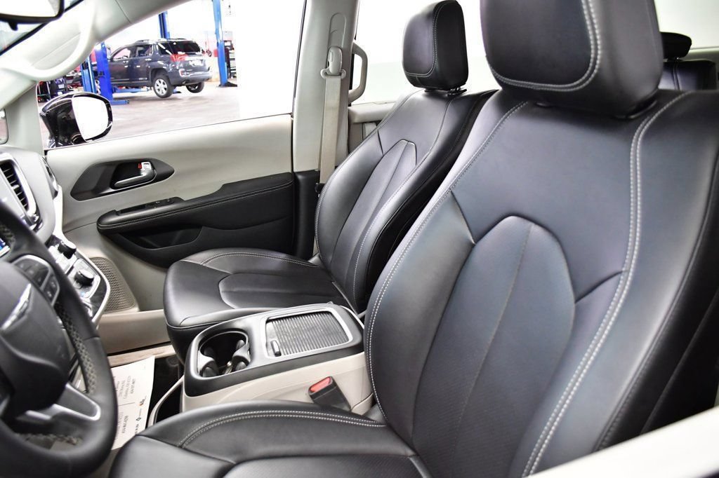 Used 2024 Chrysler Pacifica Touring-L FWD image 5