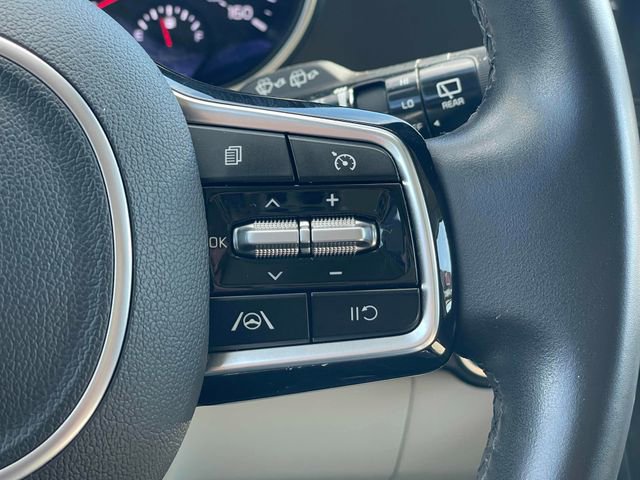 Used 2024 Kia Carnival LX FWD image 19