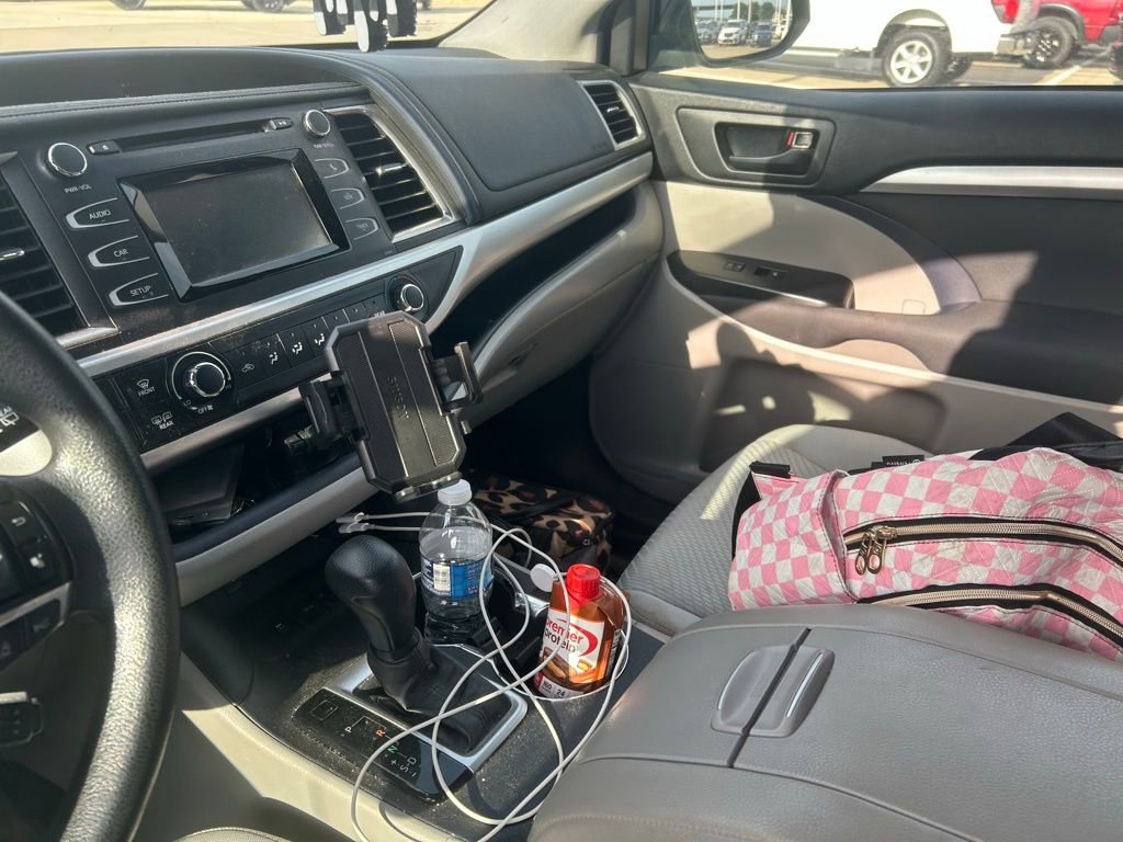 Used 2017 Toyota Highlander LE FWD image 9