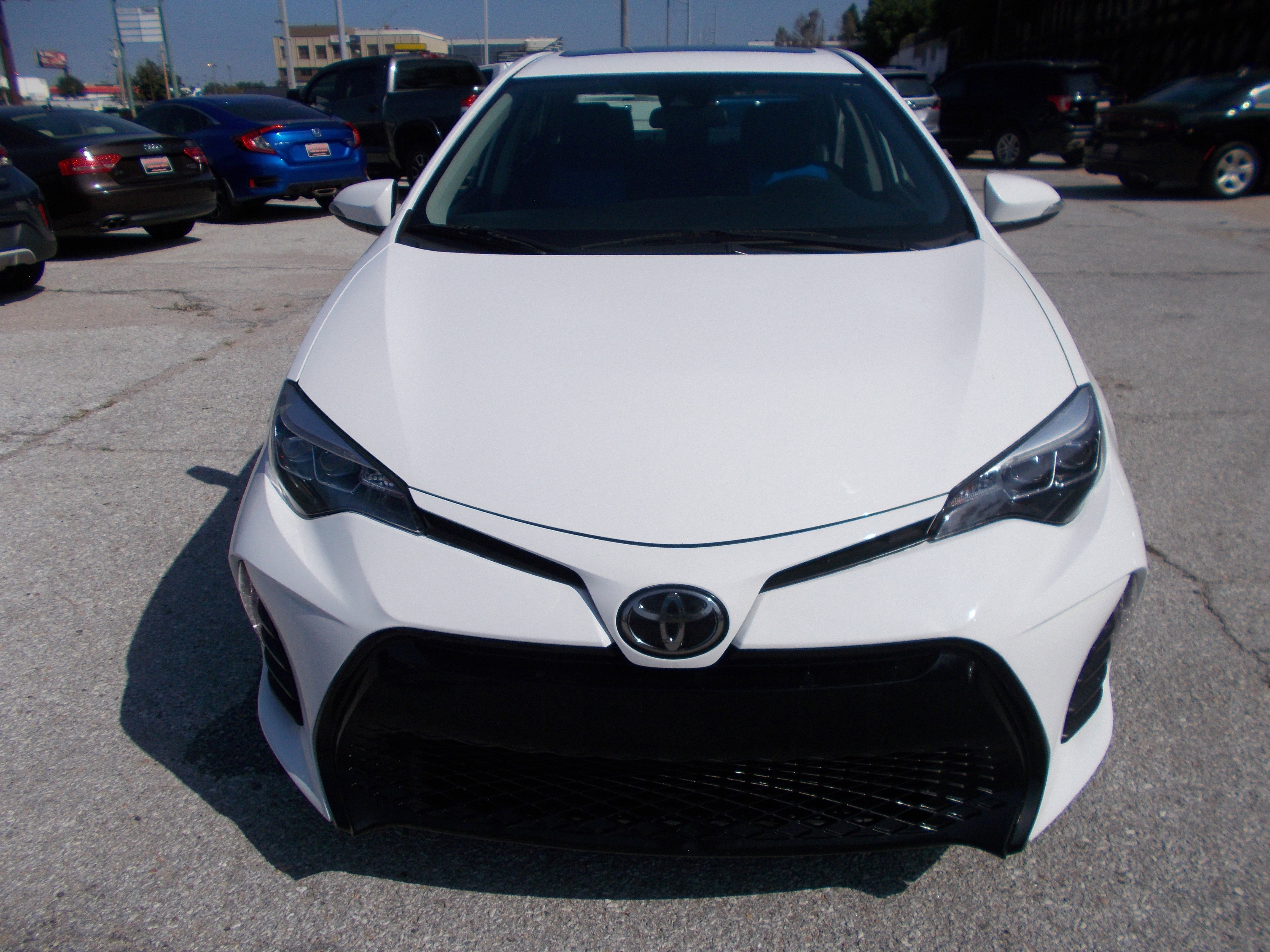 Used 2019 Toyota Corolla LE image 2