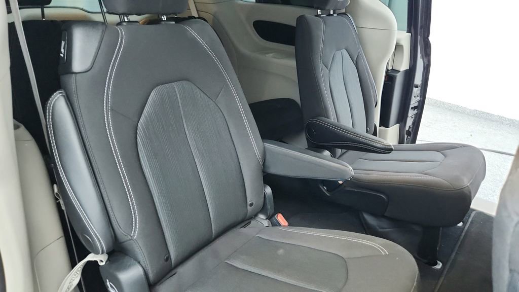 Used 2023 Chrysler Voyager LX image 34