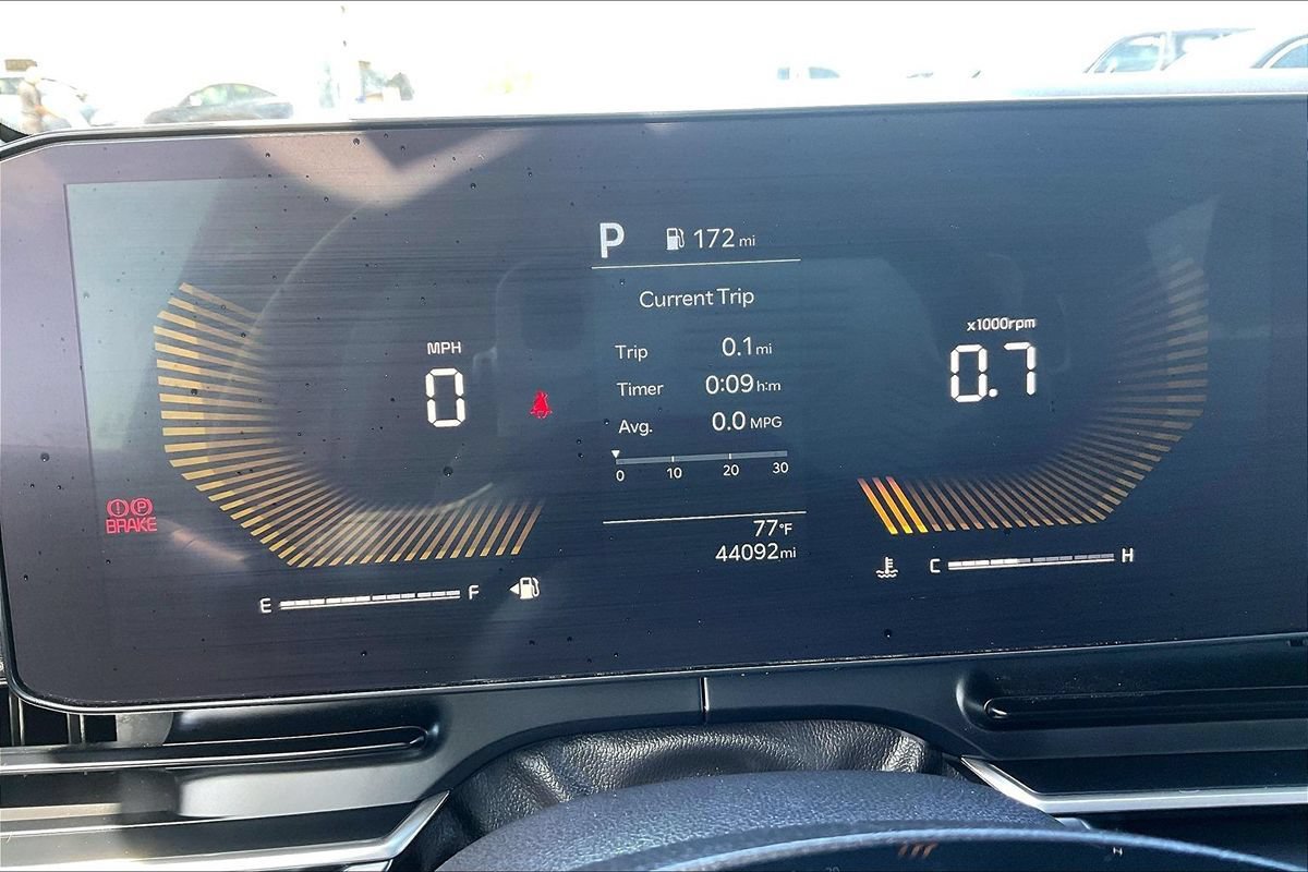 Used 2025 Kia Carnival FWD image 7