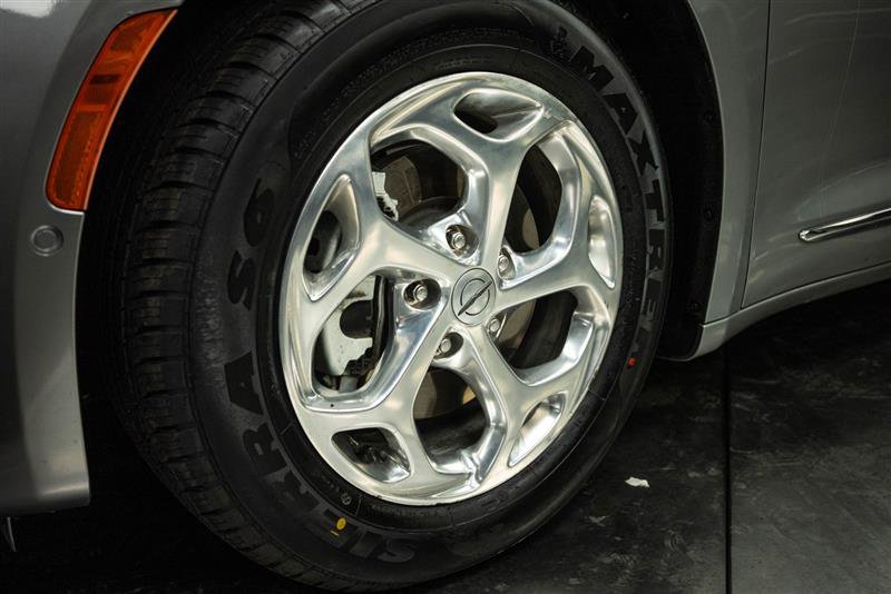 Used 2021 Chrysler Pacifica Limited w/ Uconnect Theater Family Group FWD image 3