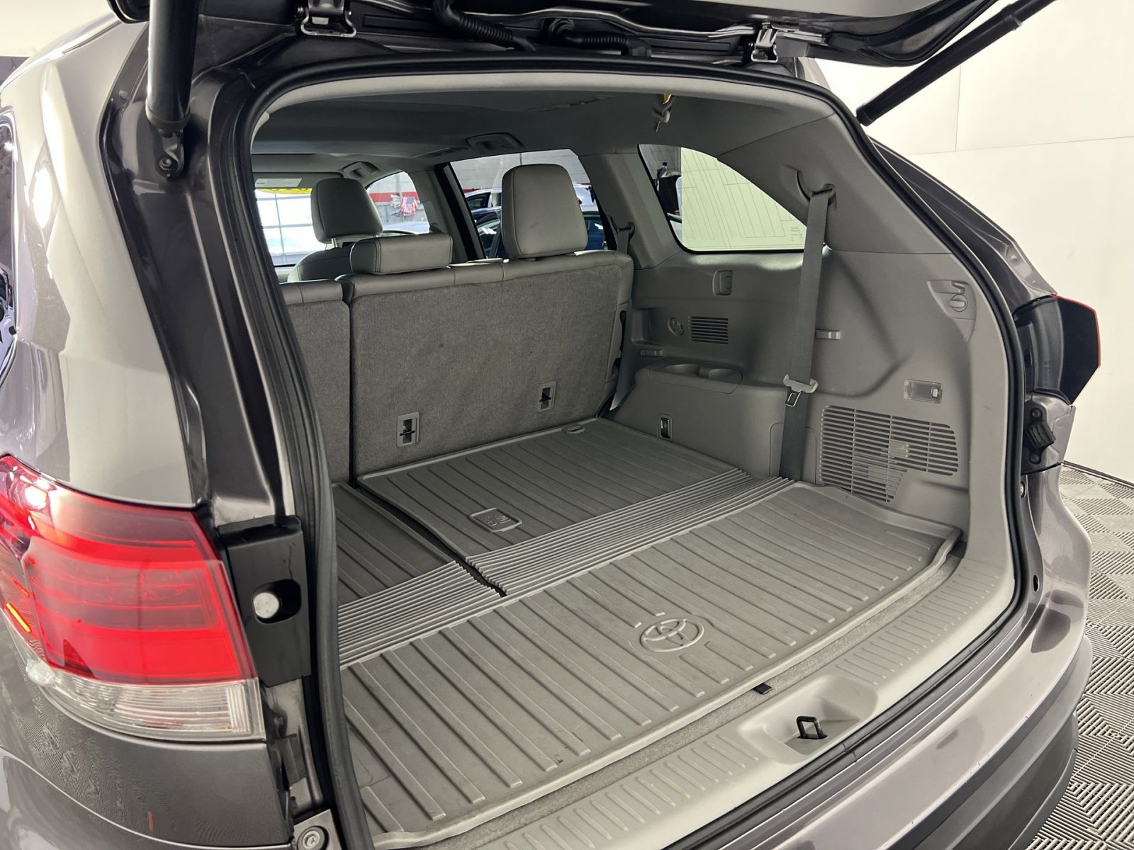 Used 2018 Toyota Highlander XLE image 24