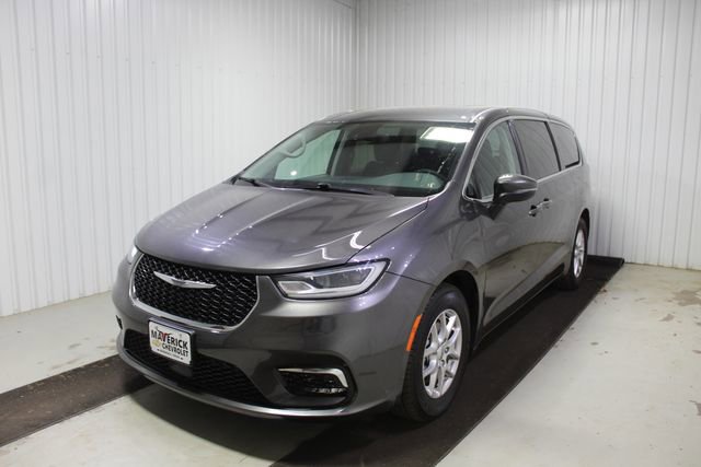 Used 2023 Chrysler Pacifica Touring-L FWD image 1
