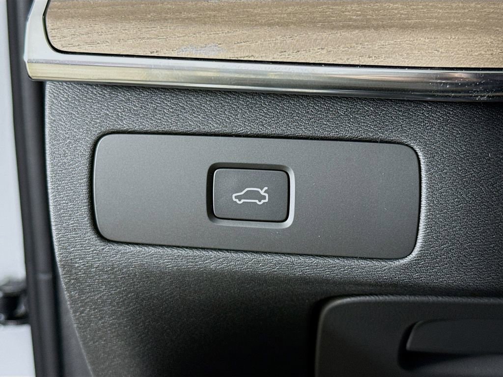 New 2026 Volvo XC90 B6 Plus w/ Protection Package Premier image 10