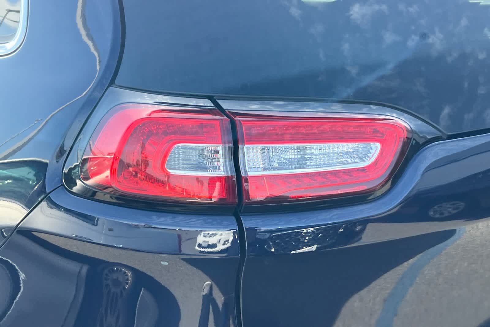 Used 2015 Jeep Cherokee Latitude w/ Comfort/Convenience Group AWD/4WD image 19