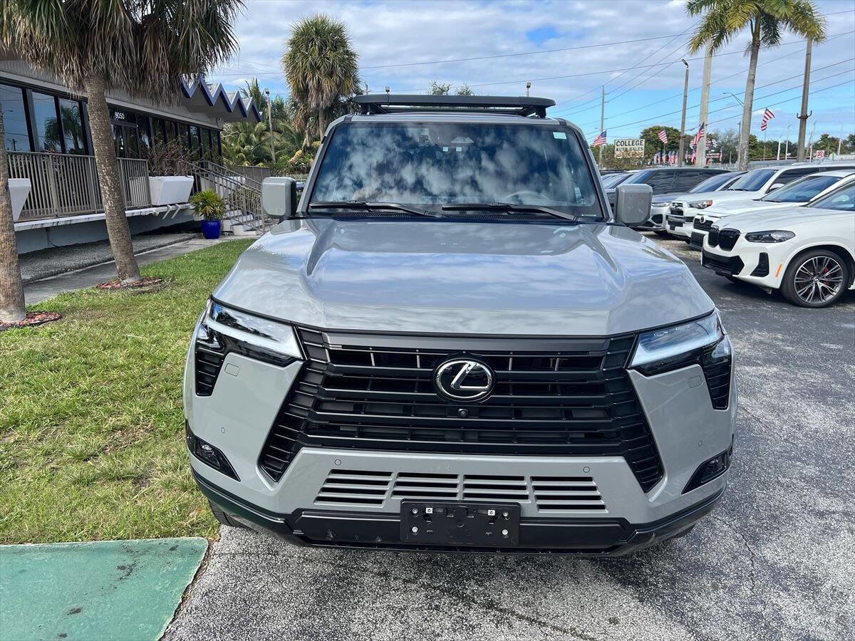 Used 2025 Lexus GX 550 Luxury+ AWD 4dr SUV image 3