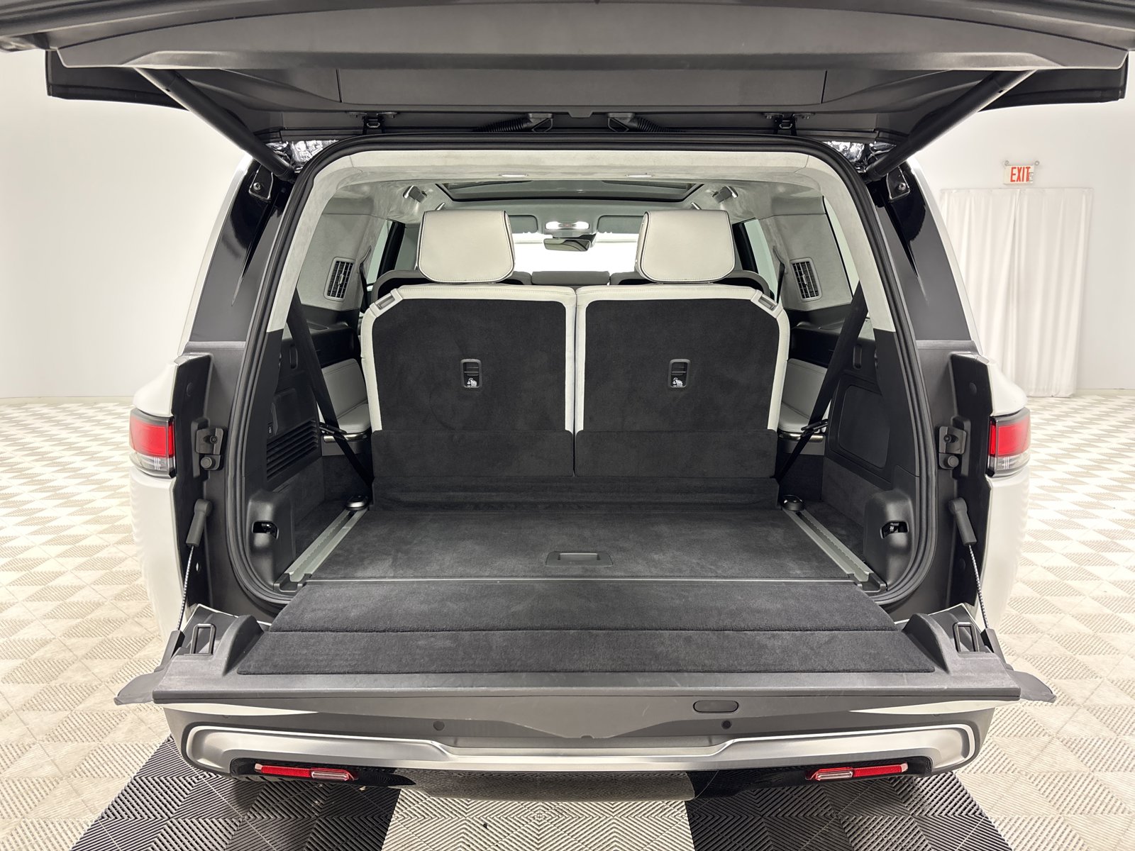 Used 2024 Rivian R1S Adventure AWD/4WD image 15