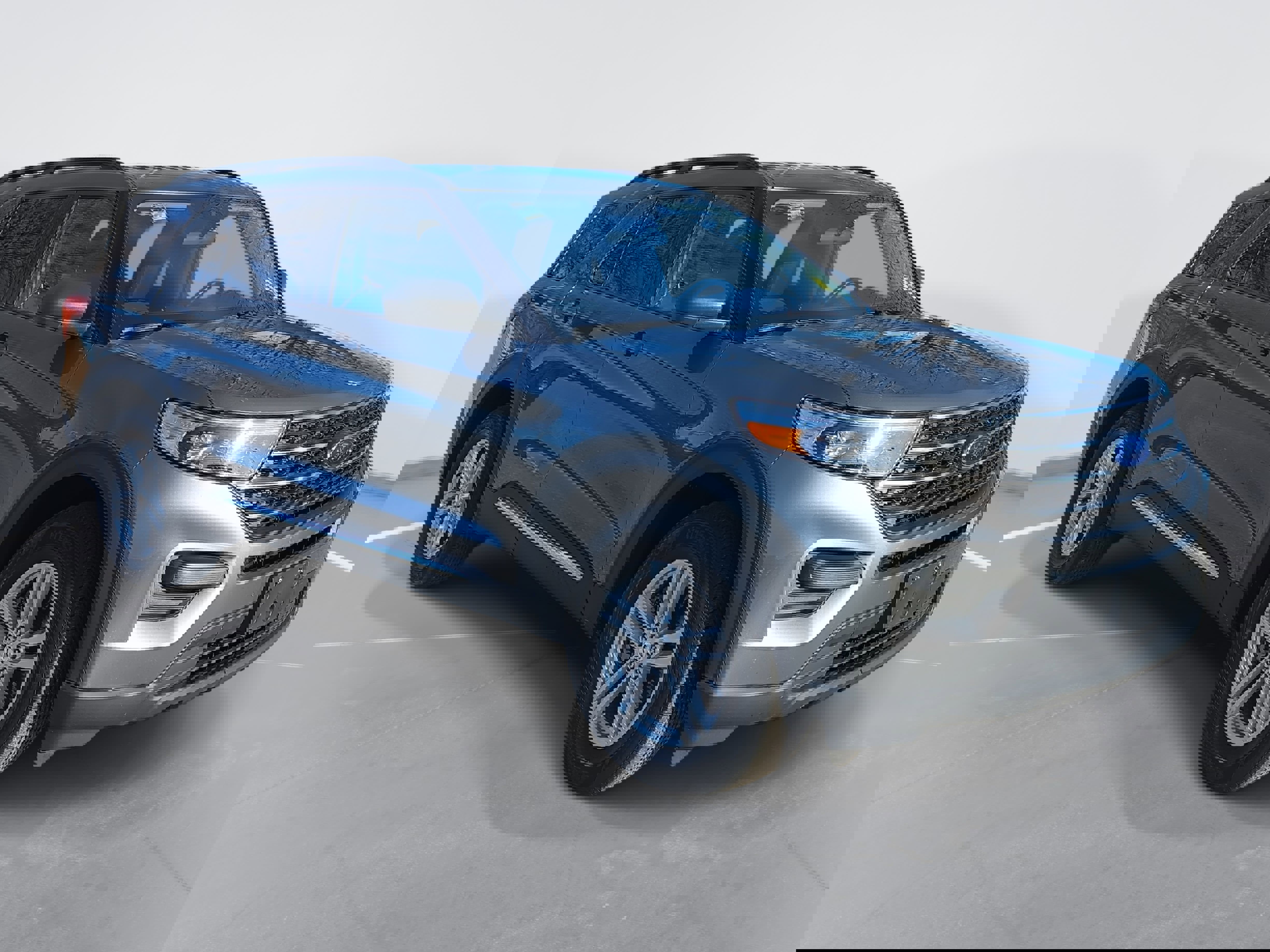 Used 2023 Ford Explorer XLT image 3