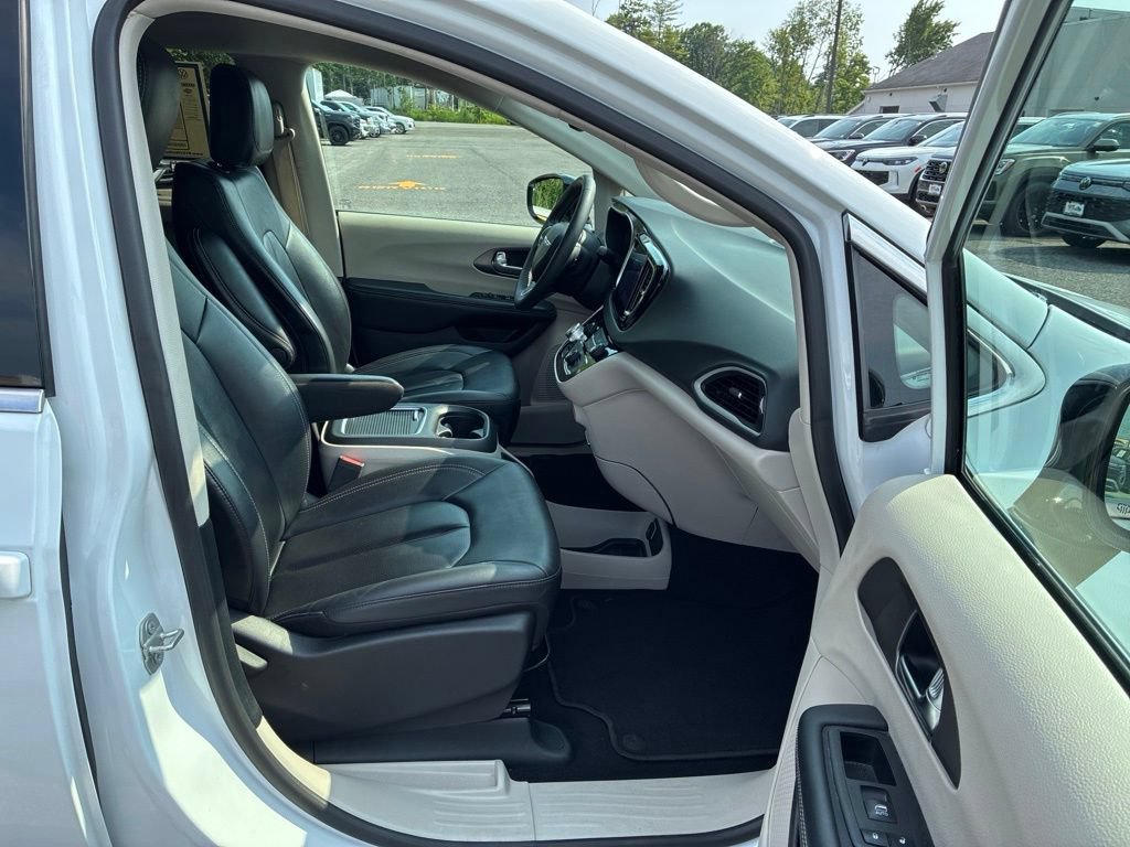 Used 2024 Chrysler Pacifica Touring-L FWD image 34
