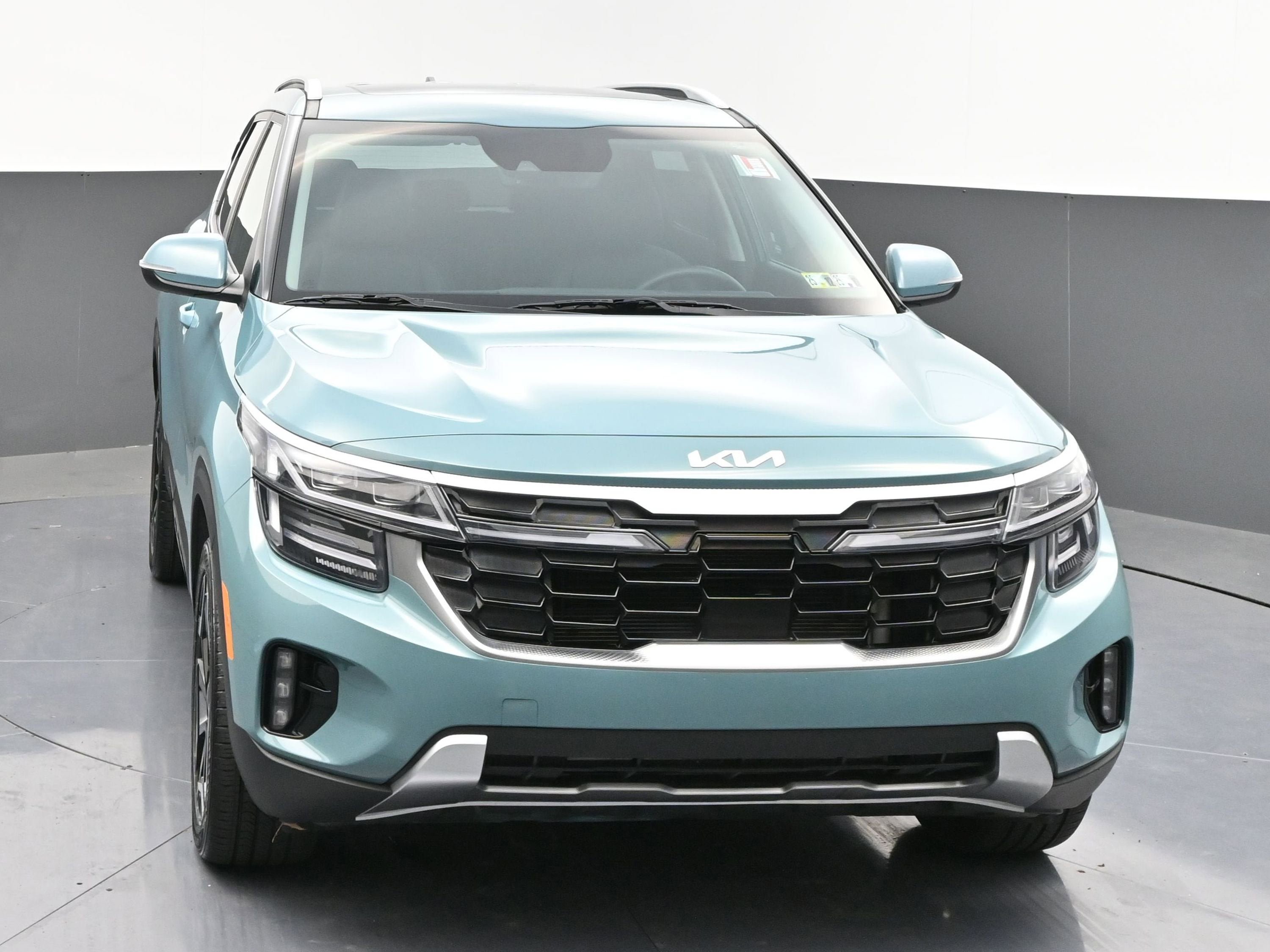 Used 2024 Kia Seltos SX w/ SX Sunroof Package AWD/4WD image 2