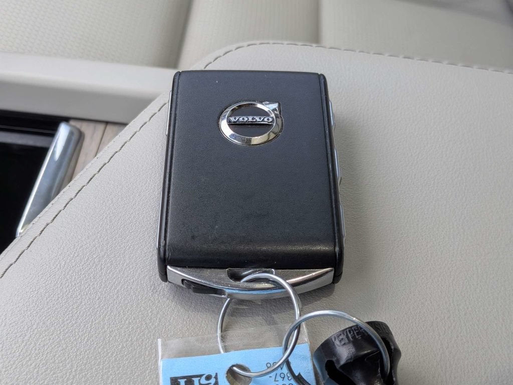Used 2022 Volvo XC60 B5 Inscription w/ Advanced Package FWD image 41